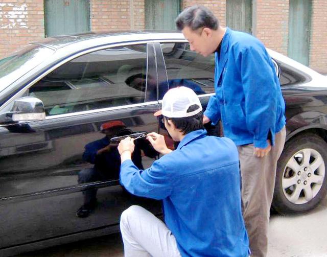 新泾镇汽车钥匙丢在车里面怎么办?